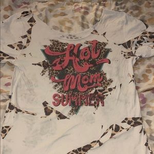 Unisex off the shoulder “Hot Mom Summer” T
